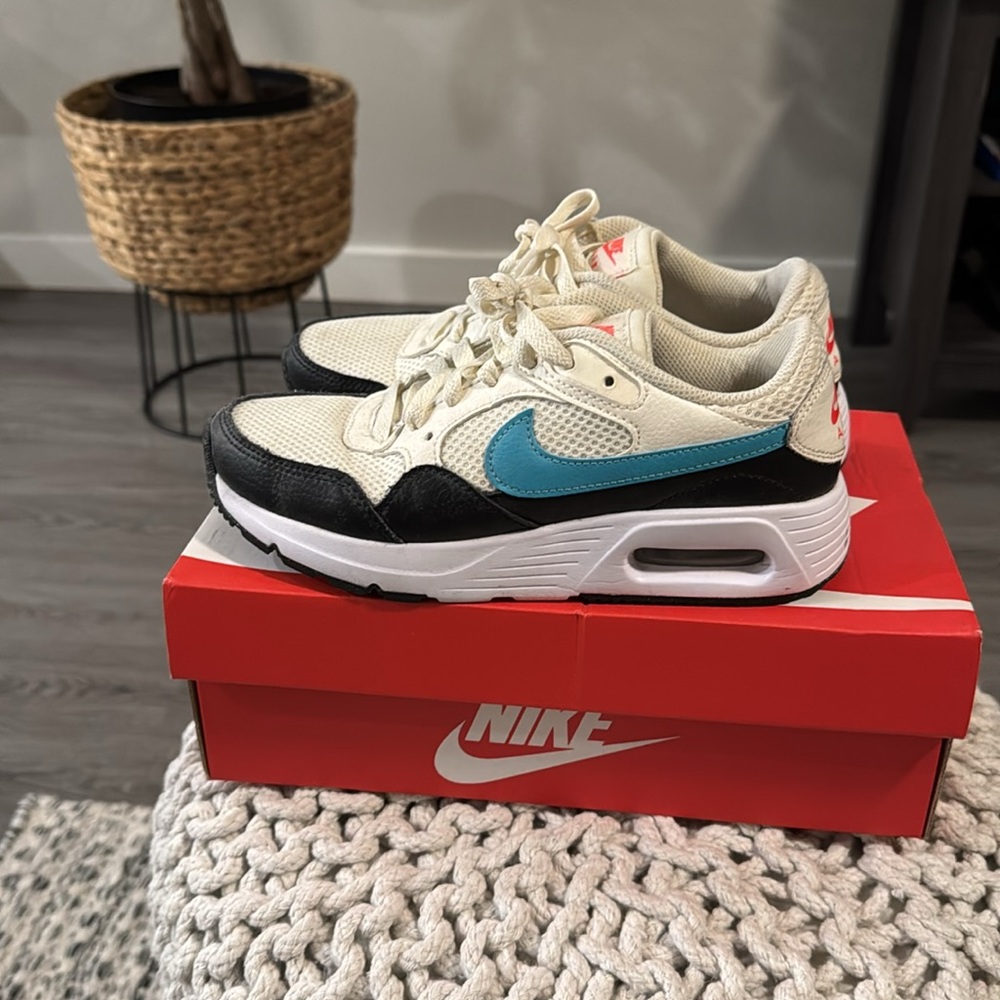 Womens Nike Air Max - Picture 2 of 7